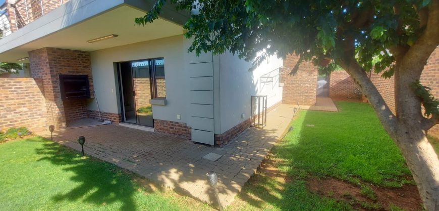 Modern 3 Bedroom Duplex to For Sale in Secure Raslouw Gardens